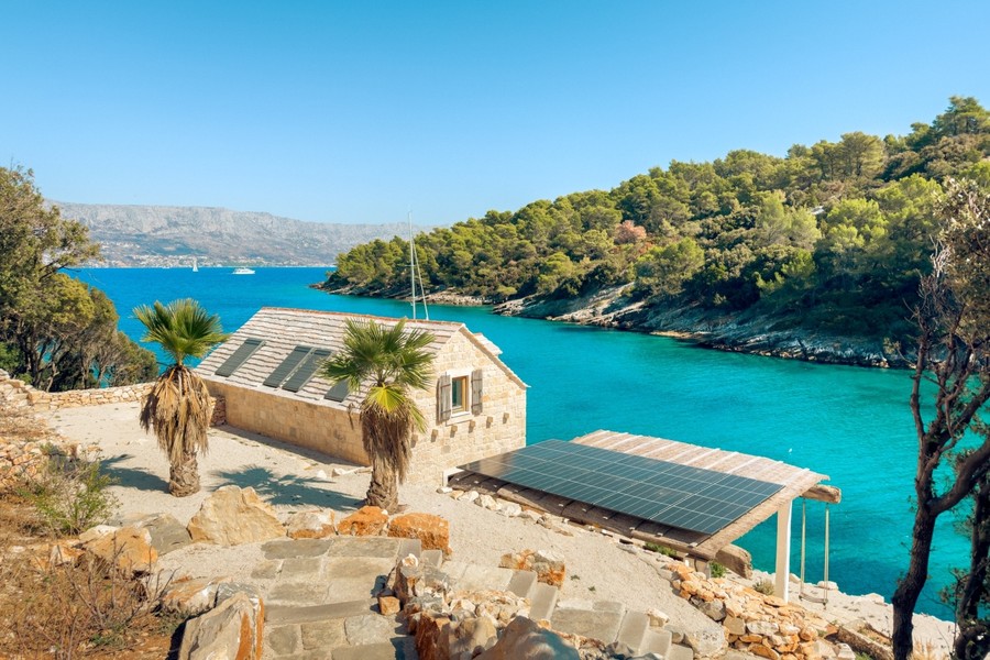 Casa in pietra in una baia isolata direttamente sul mare sull'isola di Brac
