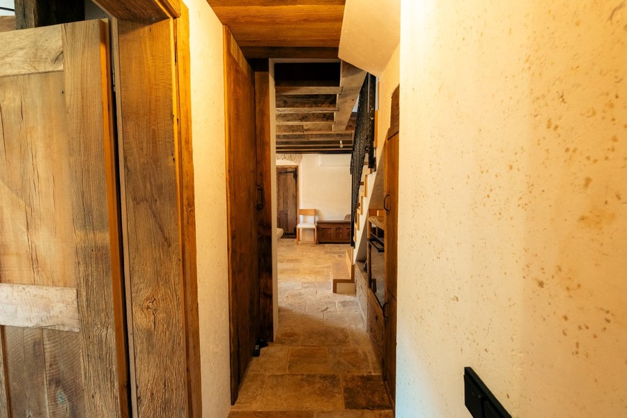 Corridoio con pareti in pietra e porte in legno