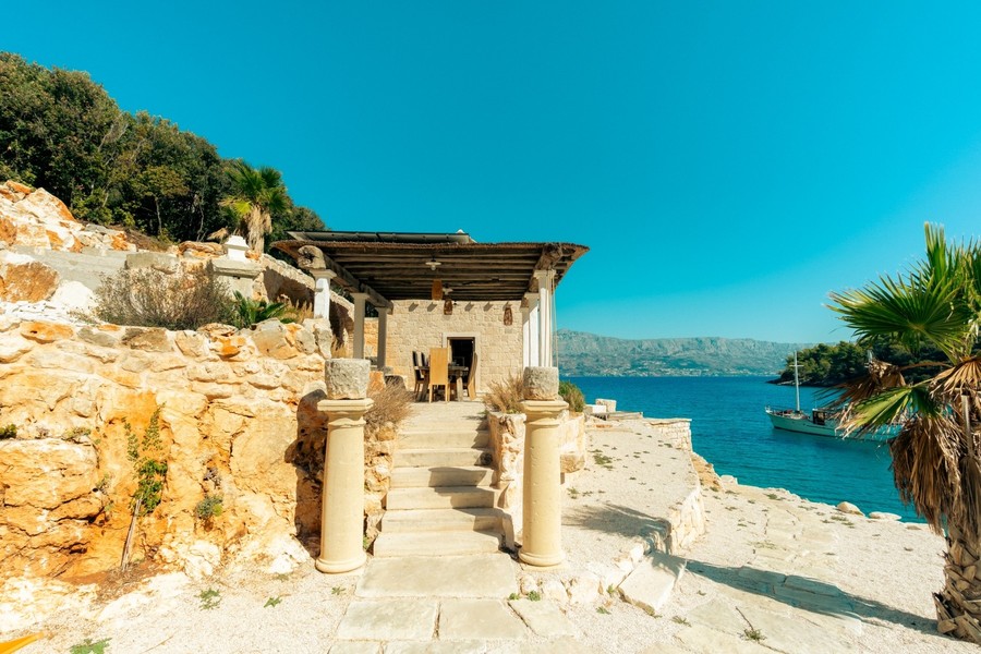 Terrazza coperta con colonne di pietra sull'acqua