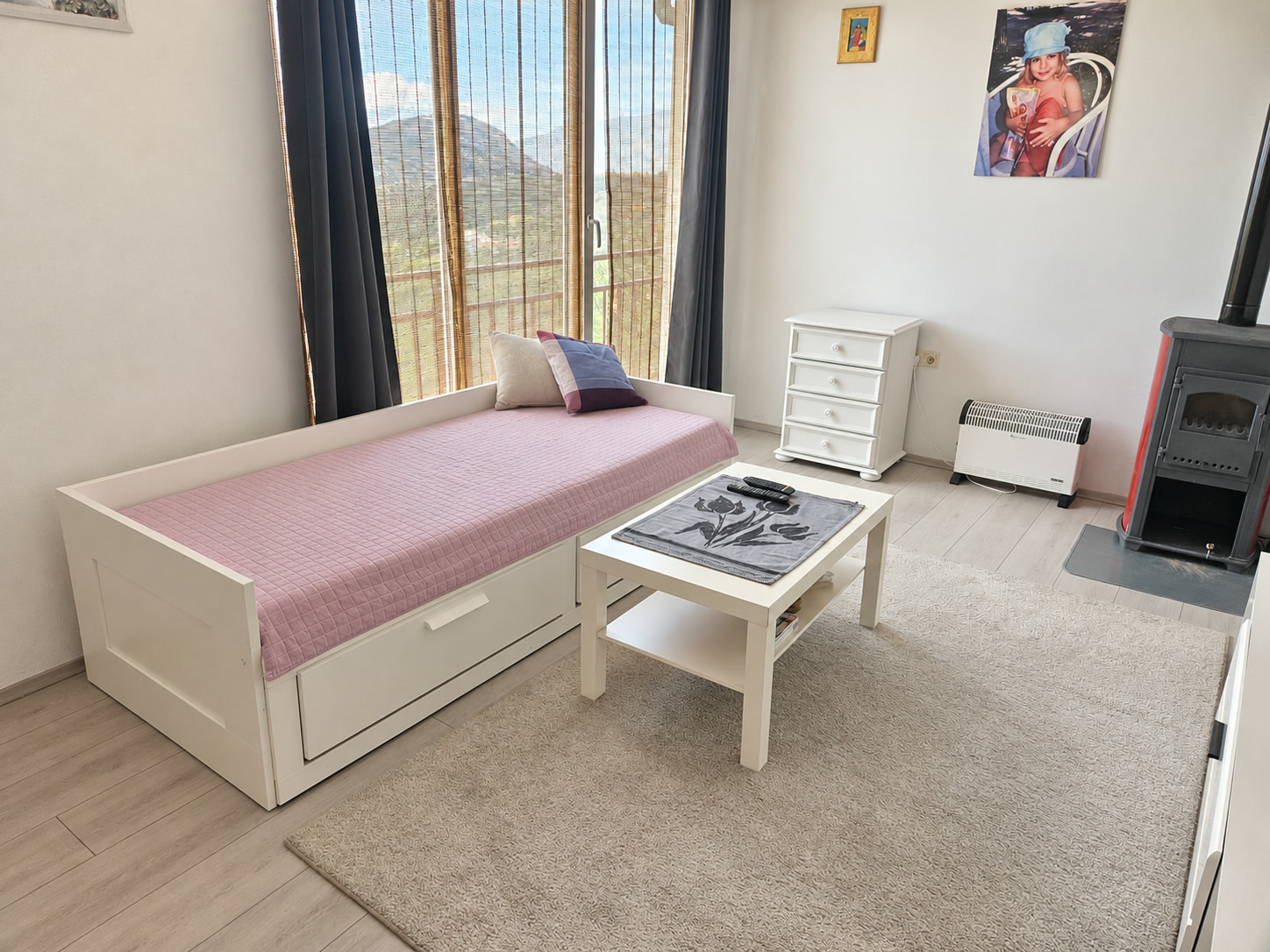 Camera da letto con letto e vista sul verde