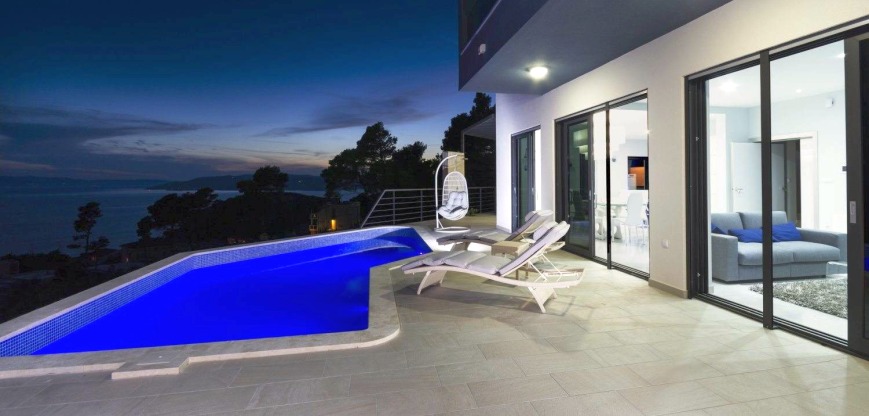 Terrazza con piscina in una villa moderna