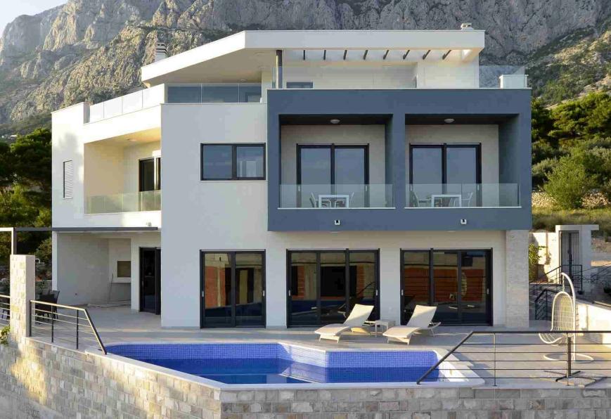 Questa è la villa di nuova costruzione in vendita, progettata secondo il sistema smart house
