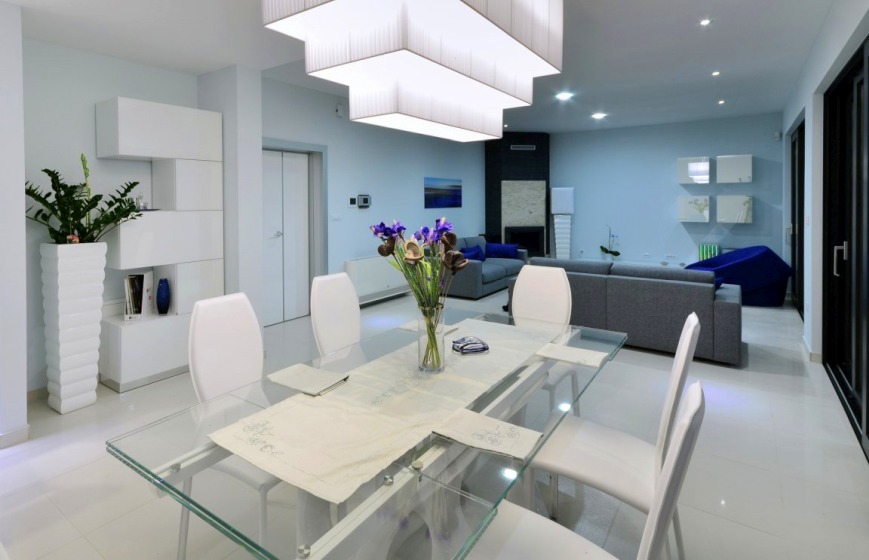 La zona pranzo della villa di lusso moderna conduce alla zona giorno