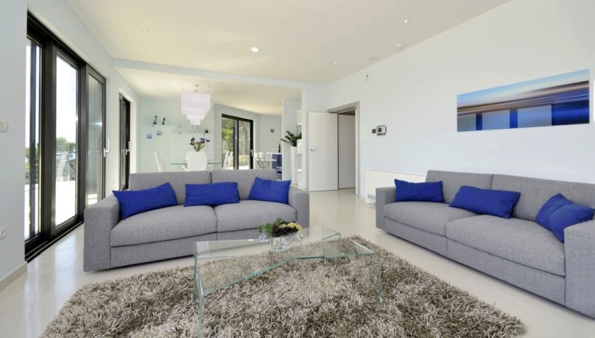 Uno sguardo nell'ampia zona giorno della villa di lusso moderna con vista mare in Croazia