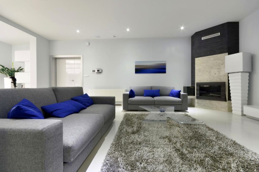 Uno sguardo sull'ampia zona giorno della villa di lusso moderna con vista mare in Croazia