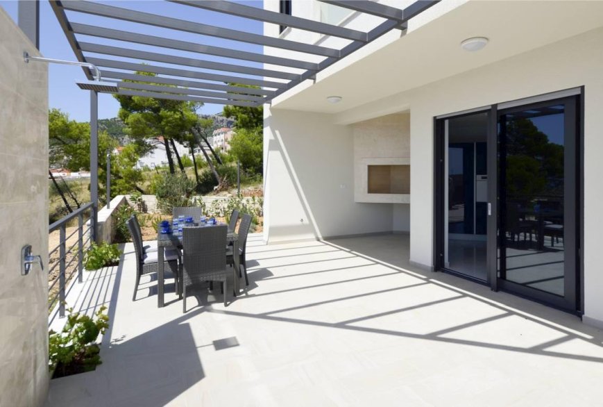 Impressioni dalla terrazza sul tetto della villa di lusso moderna in Croazia