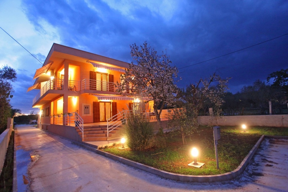 La casa si trova vicino a Sukosan, un piccolo paese vicino a Zadar.