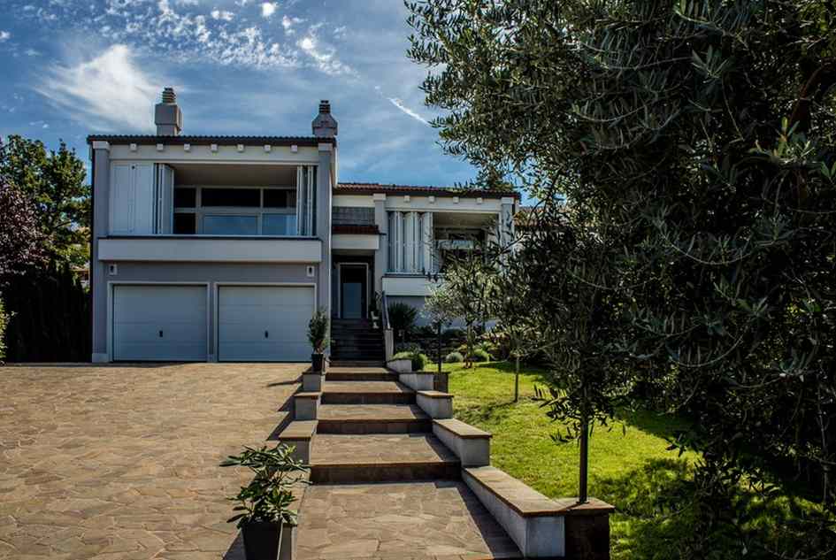 Ingresso della villa con due garage, in vendita sull'isola di Krk.