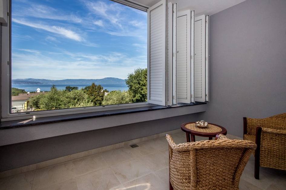 Vista mare da quasi tutte le stanze dell'immobile H528 a Krk.