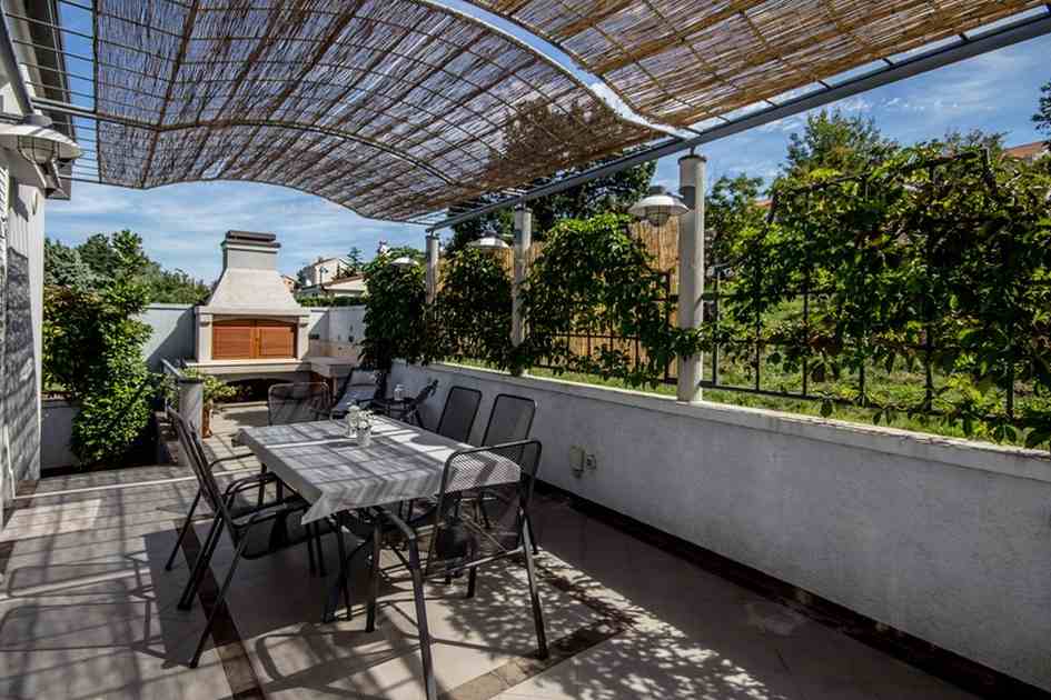 Terrazza con barbecue dietro la villa - immobili isola di Krk.