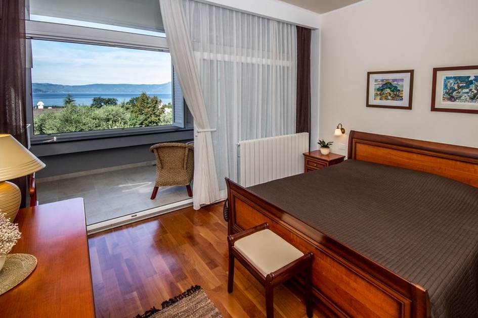 Camera da letto con balcone e vista splendida.