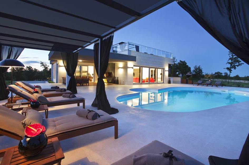 La piscina è grande ca. 80 m²