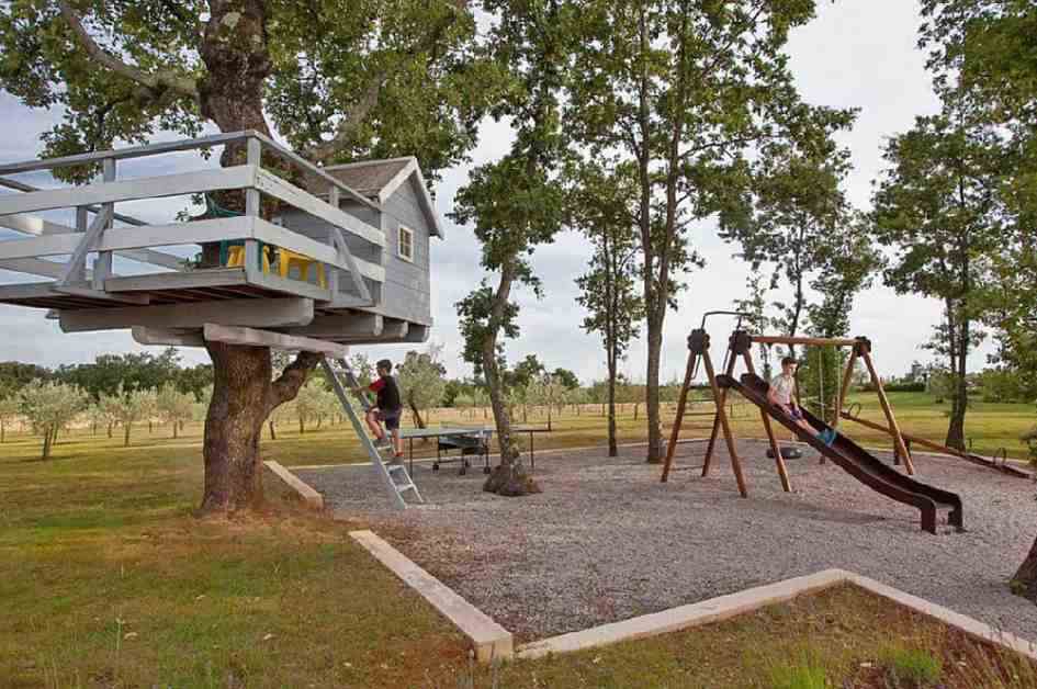 Un parco giochi con casa sull'albero fa parte della proprietà in Istria, in vendita.
