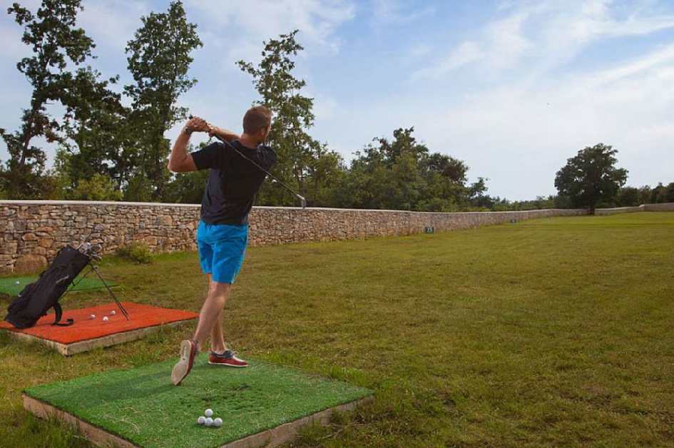 La villa in vendita in Croazia dispone di una driving range da golf di 130 m.