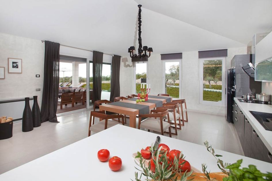 Sala da pranzo e una delle diverse cucine interne della villa in vendita in Istria.