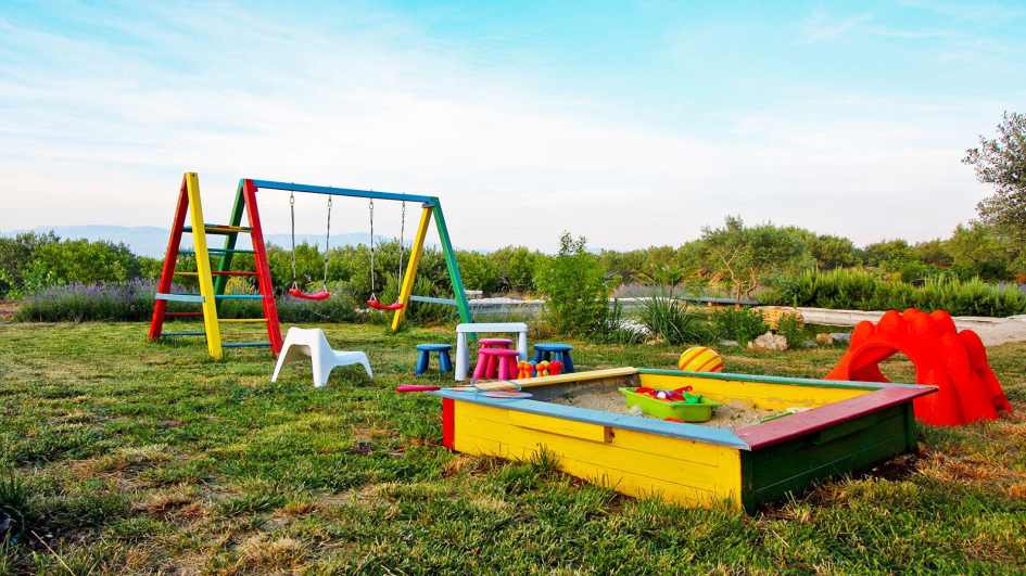 Anche un parco giochi fa parte della proprietà.