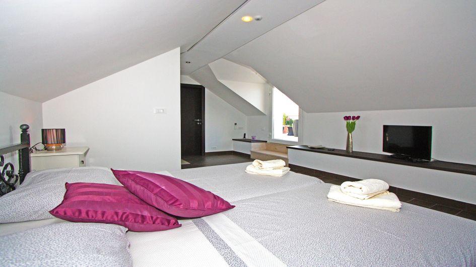 Una delle camere da letto. Offerta immobiliare H622 Croazia.