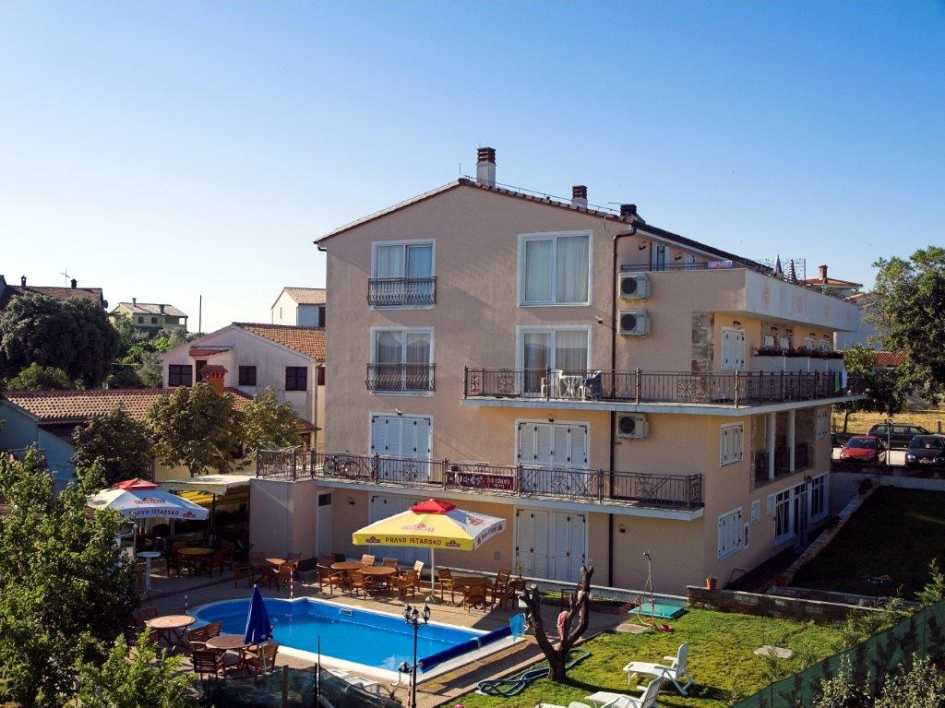 Pensione vicino a Pula arredata in modo moderno e funzionale, con vista mare e piscina, in vendita