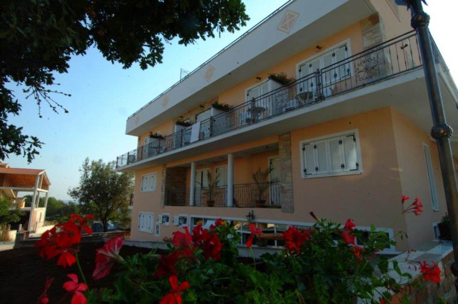 Una vista esterna della pensione vicino a Pula in Croazia, in vendita