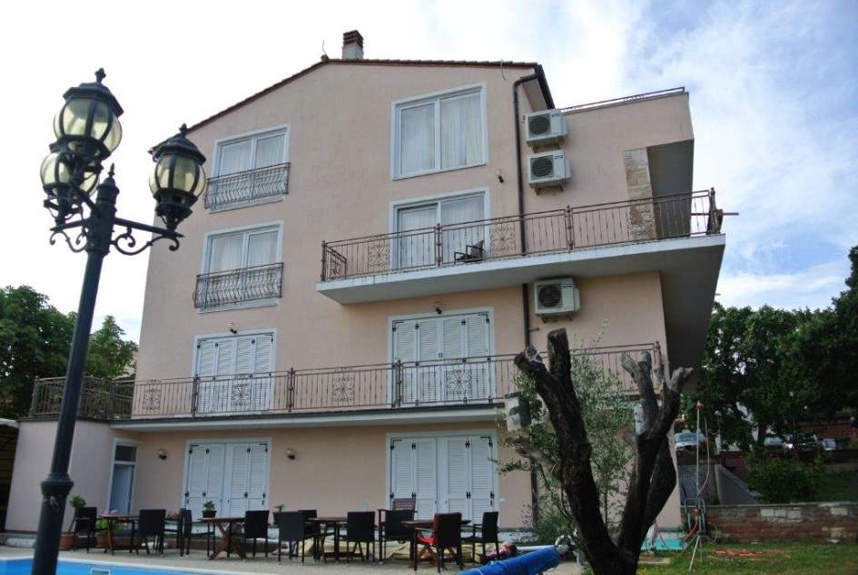 Un'altra vista esterna del piccolo hotel vicino a Pula, in vendita