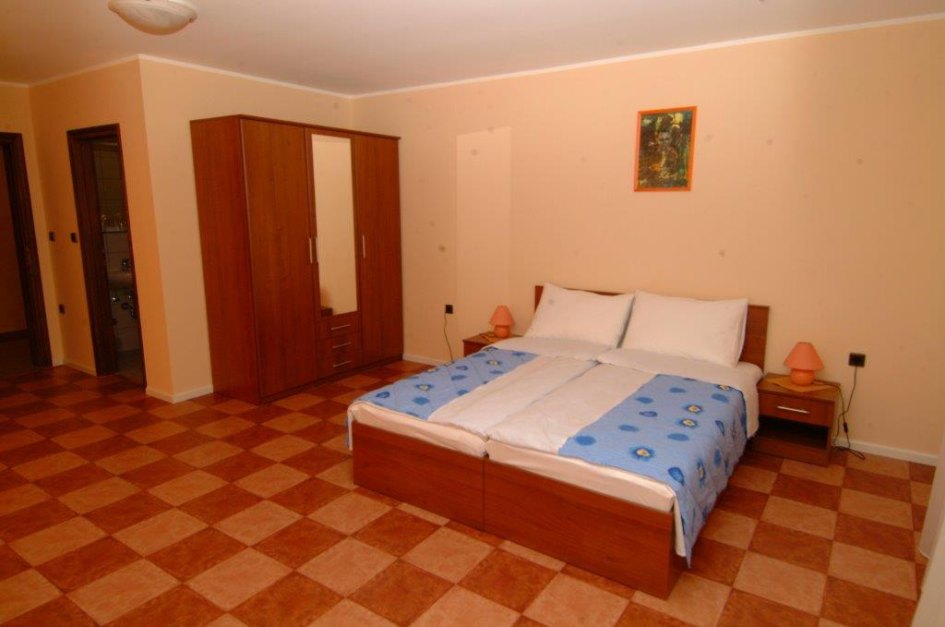 Una delle ampie camere della pensione-hotel con vista mare in vendita in Croazia, Istria