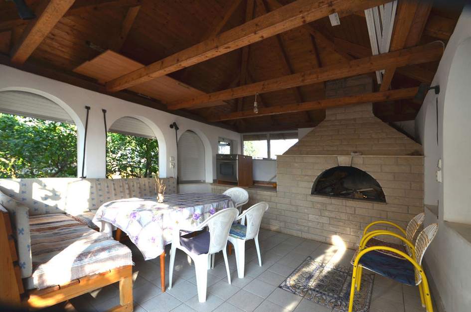 Il gazebo estivo con camino-barbecue