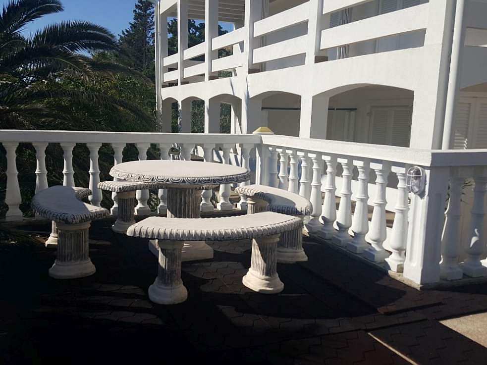 Vista frontale della villa a Pag sul mare, in vendita.