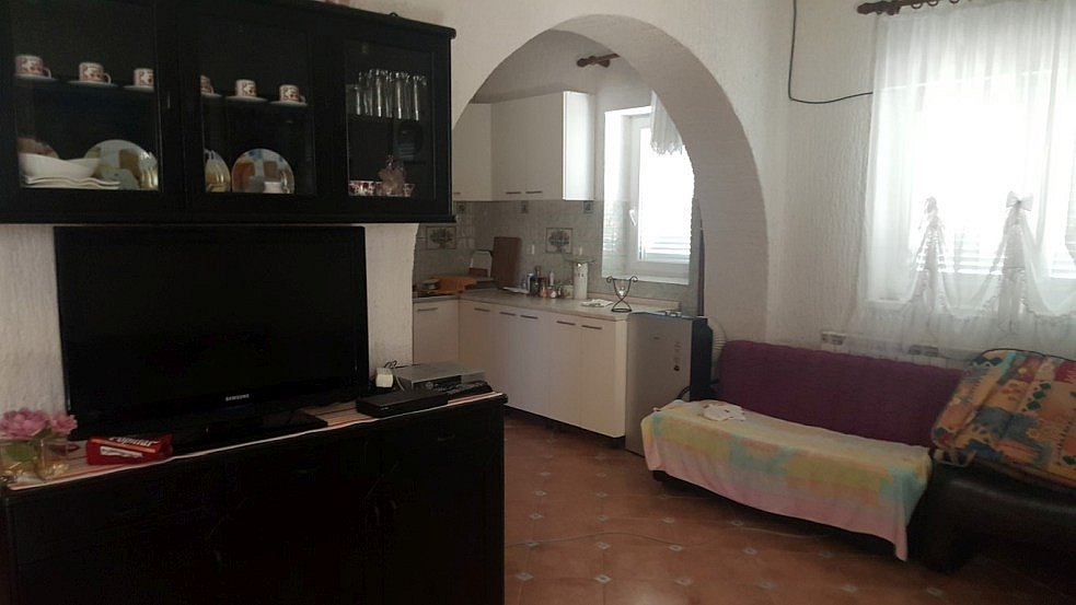 Uno dei soggiorni con zona pranzo e cucina della villa a Pag, in vendita