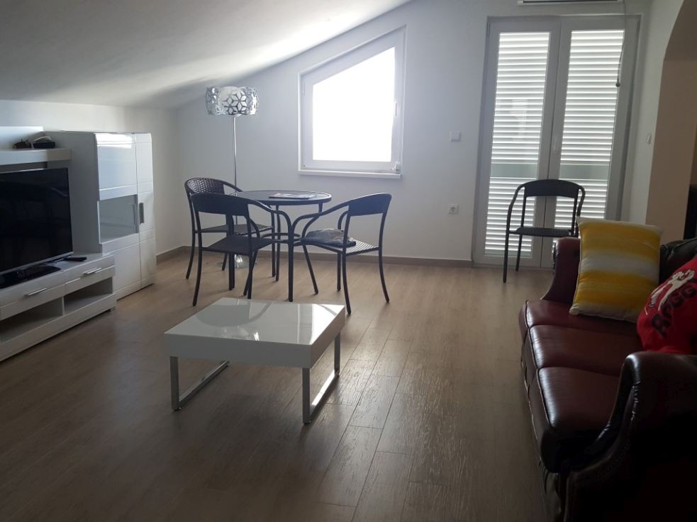 Uno dei soggiorni ristrutturati con cucina nella villa con appartamenti, in vendita