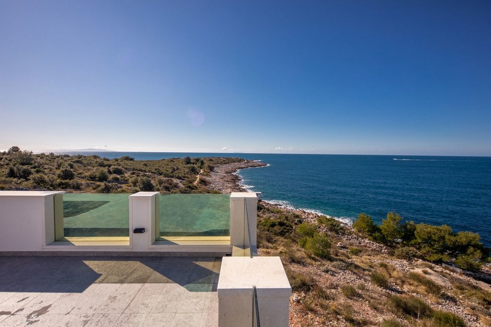 Villa in seconda fila al mare vicino a Rogoznica in Croazia.