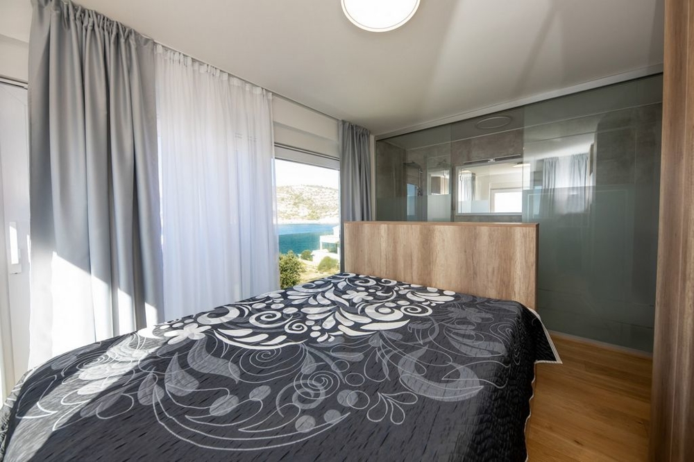 Camera da letto con vista mare.