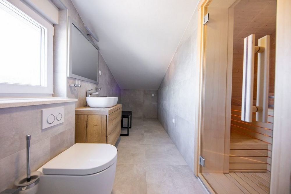 Vista sul bagno con sauna dell'immobile H742 vicino a Rogoznica in Croazia.