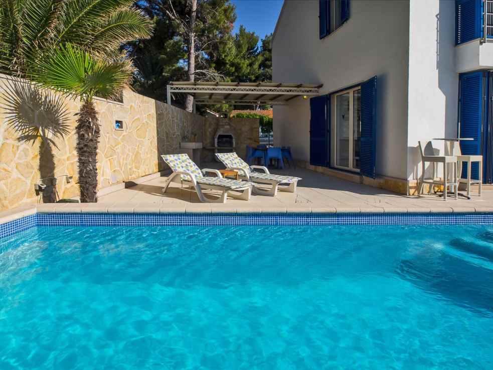 Villa con piscina direttamente sul mare a Brac in Croazia.