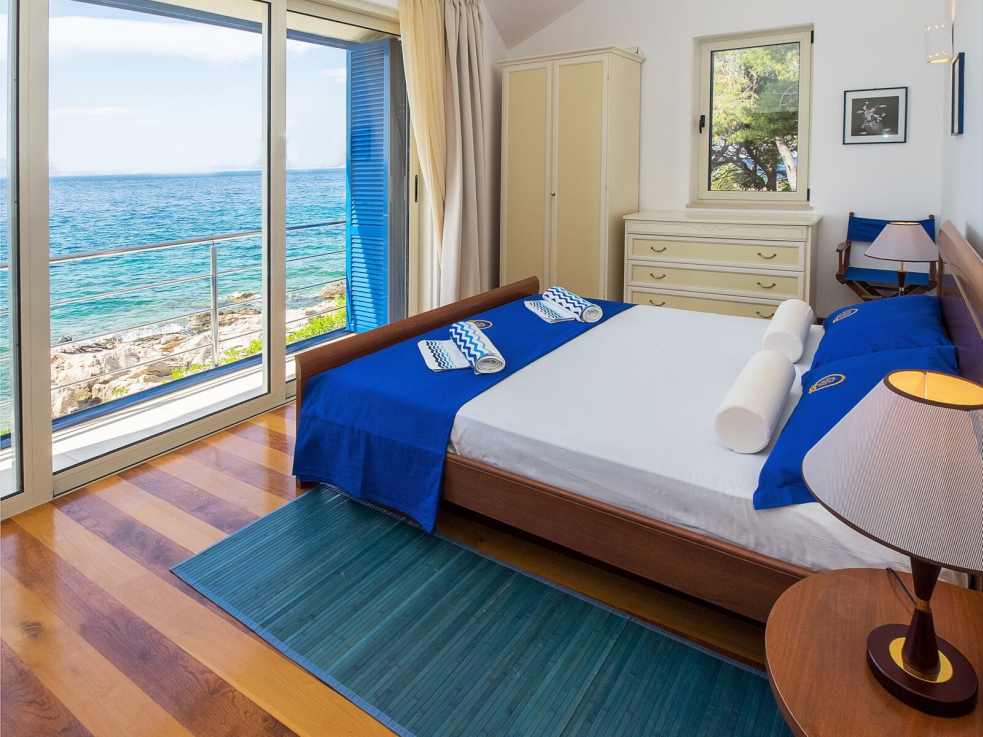 Camera da letto e splendida vista mare sull'isola di Brac in Dalmazia.