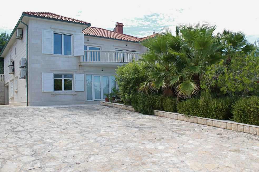 Villa H826 direttamente sul mare sull'isola di Brac in Dalmazia in vendita.