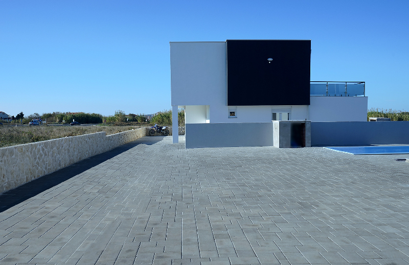 La vista dalla terrazza sul mare della villa di nuova costruzione in Croazia.