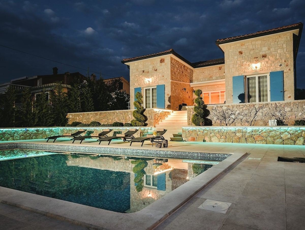 Zona giorno a pianta aperta con accesso alla grande terrazza con piscina.