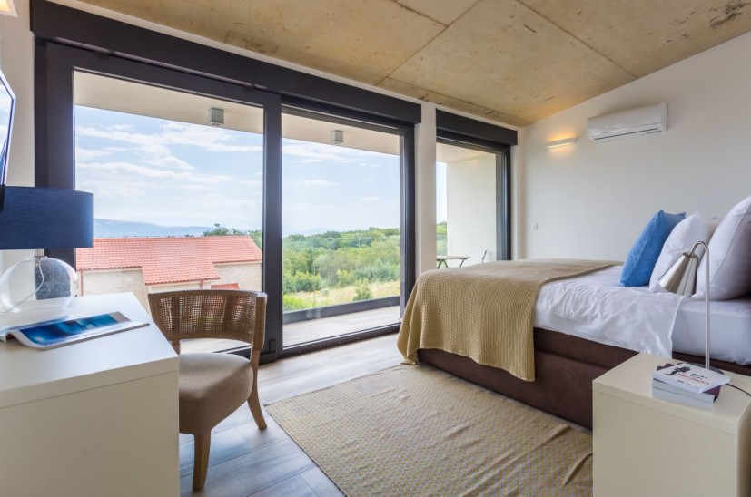 Vista sulla camera da letto al piano superiore.