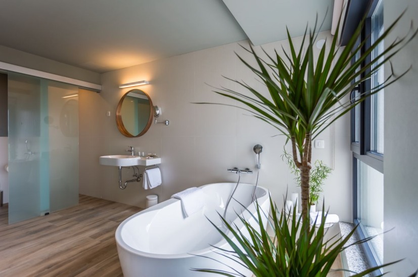 Bagno moderno con vasca freestanding.