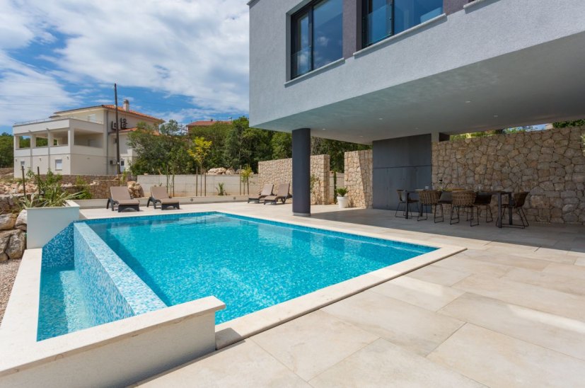 Villa moderna con piscina in posizione tranquilla sull'isola di Krk in vendita.