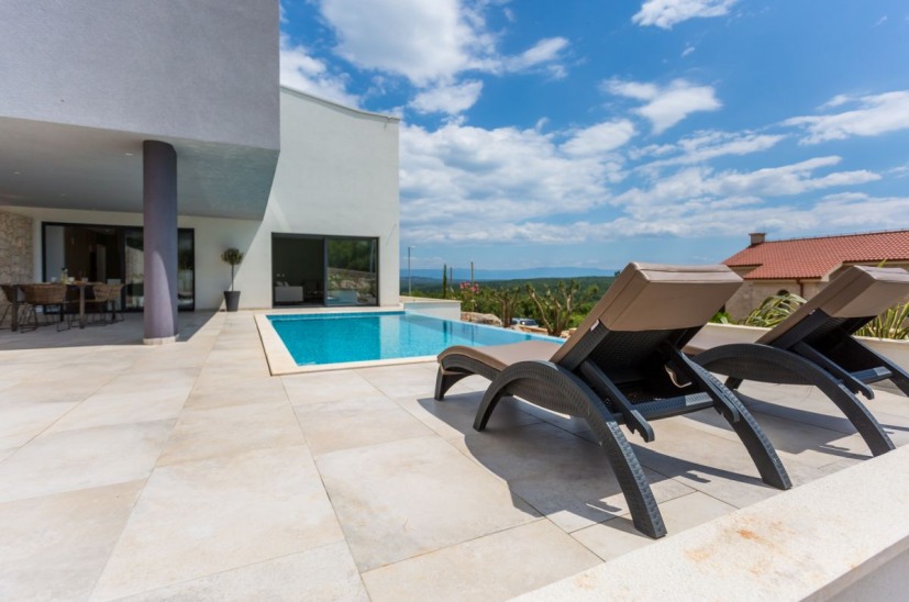 Solarium e piscina della villa H934 a Krk in Croazia.