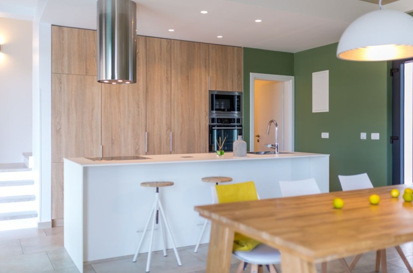Cucina aperta e zona pranzo della villa H934.