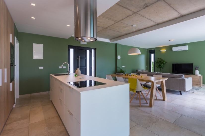 Cucina moderna e aperta.