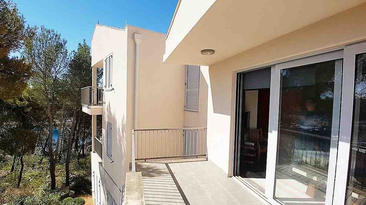 Casa moderna a Milna a Brac in Croazia in vendita.