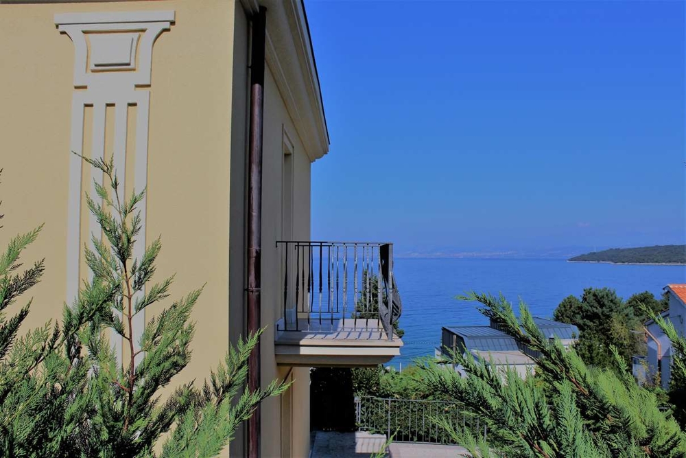 Villa in stile mediterraneo sul mare in Croazia in vendita.