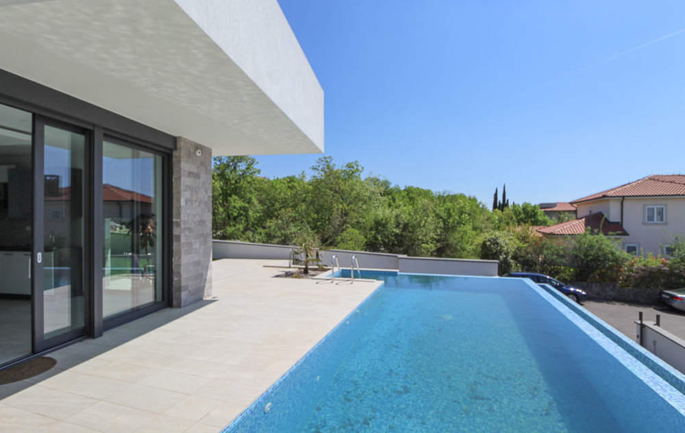Vista sull'uscita della casa verso la terrazza e la piscina - villa in vendita Croazia.