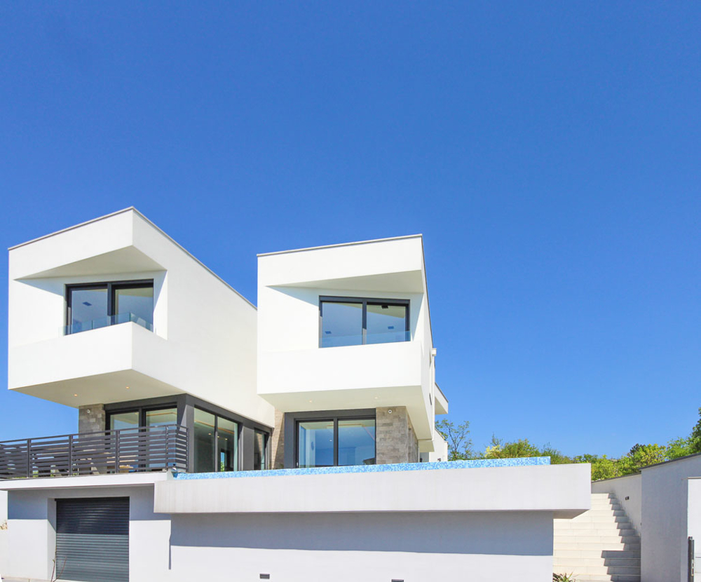 Vista dalla strada sulla villa con garage e piscina - casa in vendita Croazia.