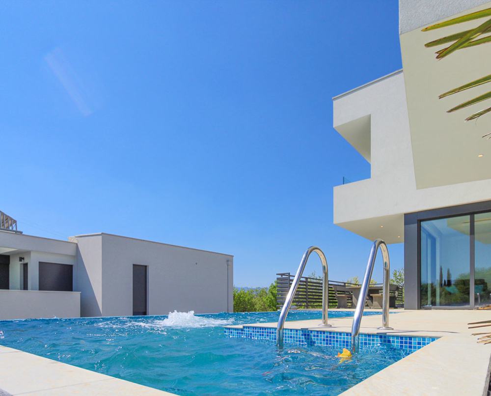 Vista dalla zona relax sulla piscina a sfioro e sui dintorni nella zona di Rijeka.