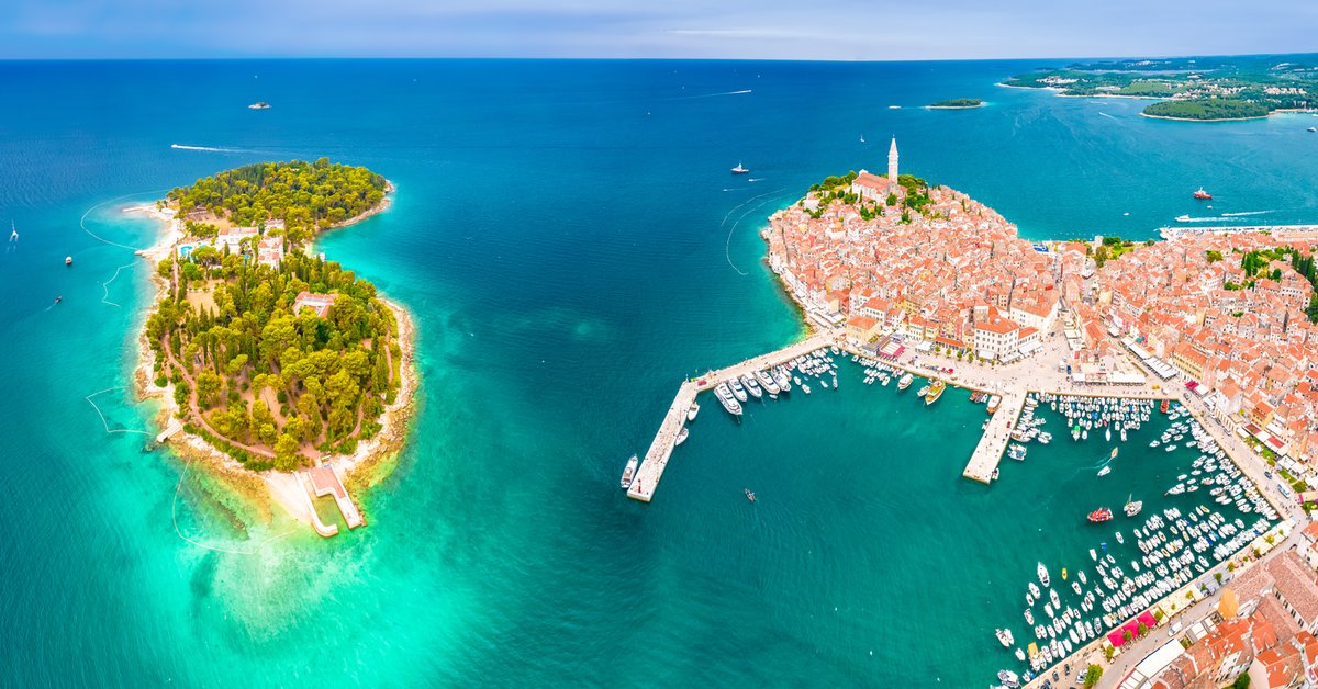 Veduta aerea di Rovinj con l'isola antistante