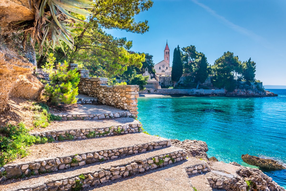 Monastero e baia balneare a Bol sull'isola di Brac
